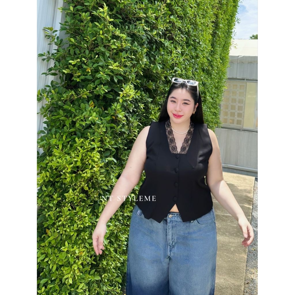 B43 เสื้อกล้ามครอปเบเซอร์กระดุมปั๊ม ดีเทลแต่งคอลูกไม้สุดเก๋ สาวอวบอก48-52“