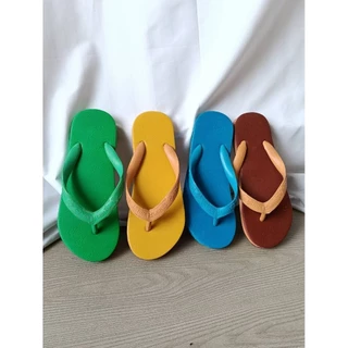 รองเท้าตราดาวเทียม รองเท้าพระ แบบหูคีบ มี 4 สี สีจีวรพระป่า (น้ำตาลแดง) เหลือง น้ำเงิน เขียว เบอร์ 9-11 (พร้อมส่ง)