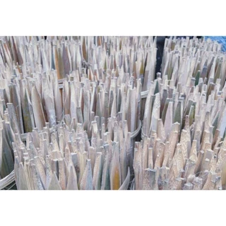 หลักไม้ไผ่ยึดต้นไม้ 100 ซม. ไม้ไผ่ผ่าซีก ปลายแหลมยาว เหลาลบคม