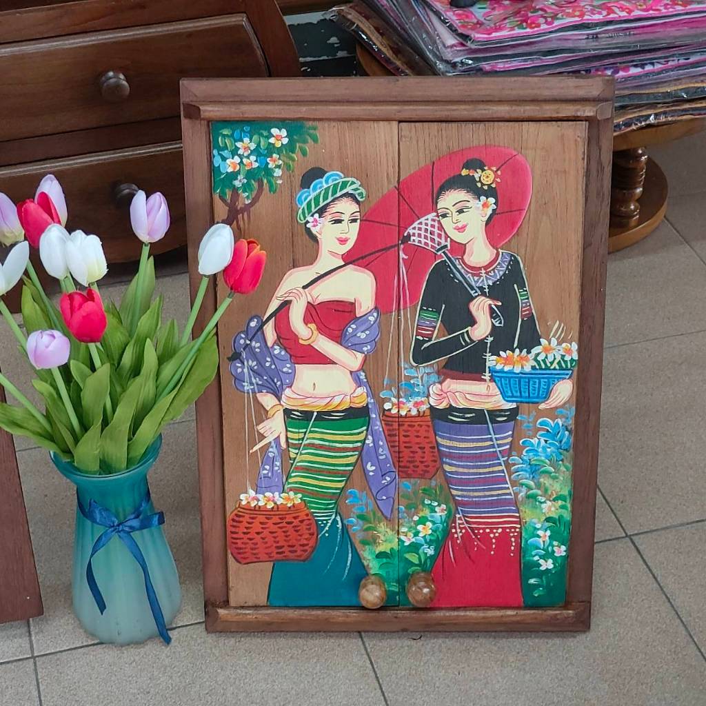 กรอบไม้เพ้นติดผนัง ด้านในมีกระจก  ทำจากไม้สัก  ตกแต่งติดผนัง ประดับตกแต่งสวยงาม ภาพวาดประตูหน้าต่างเพ้นลาย พร้อมจัดส่ง