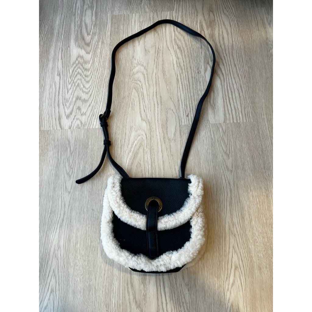 กระเป๋า UGG bag แต่งขนแกะ ของแท้ สภาพดีมีร่องรอยบ้าง ขอคนเข้าใจงานมือสอง