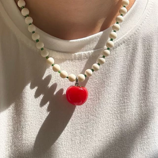 Piing me Necklace | สร้อยคอลูกปัดเม็ดใหญ่สีขาว (8 mm) สลับลูกปัดเม็ดเล็กพร้อมจี้มะเขือเทศ