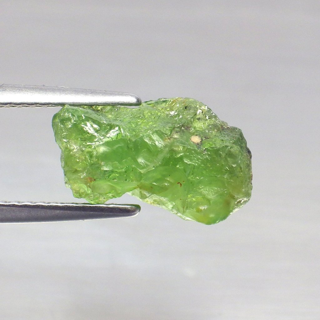 พลอย ก้อน ดิบ ซาโวไรท์ การ์เน็ต โกเมน เขียว ธรรมชาติ แท้ ( Natural Green Tsavorite Garnet ) หนัก 4.9