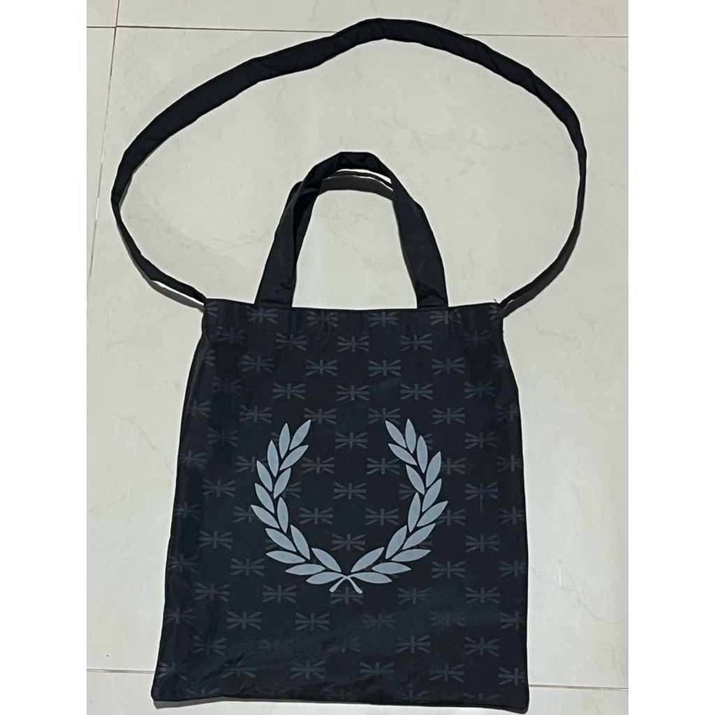 Fred Perry nylon shoulder tote bag black, unisex  สภาพ ใหม่ ไม่มีตำหนิ   ขนาด 30 x 34 cm  - 350 รวมส