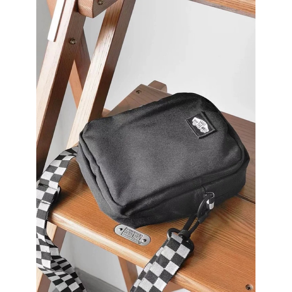 กระเป๋าสะพายข้างแวนใบเล็ก