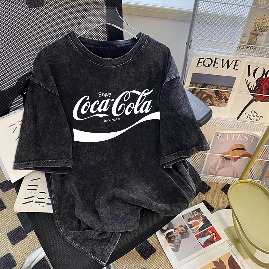 T42.SHOP🌸 เสื้อสีฟอก เสื้อยืดเย็นเ สื้อยืด oversize รูปแบบถนน โคตรนุ่ม ผ้าคอตตอน ลาย "COCA COLA" สินค้าใหม่ 📦พร้อมส่ง