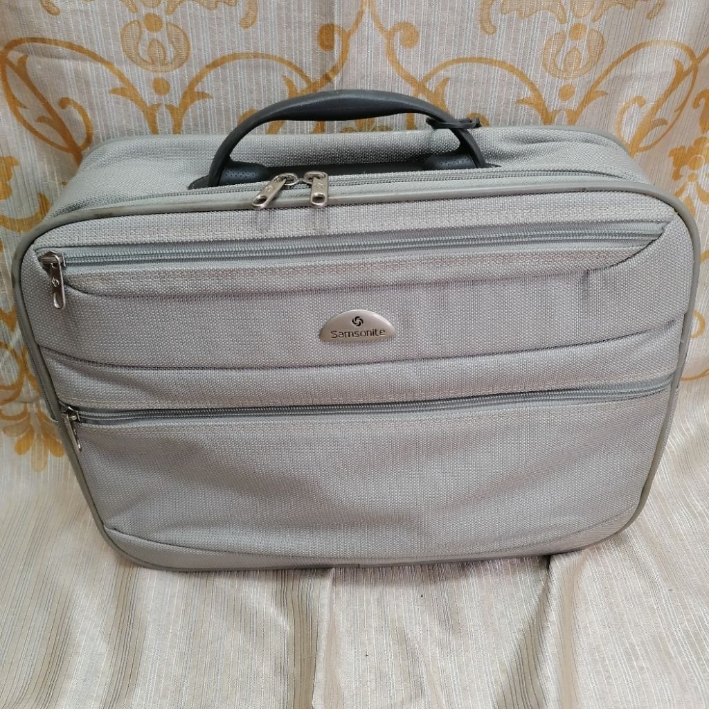 กระเป๋าเดินทางแบบถือ  SAMSONITE  กระเป๋าสีเทาอ่อน กระเป๋ามือสอง คุณภาพดี