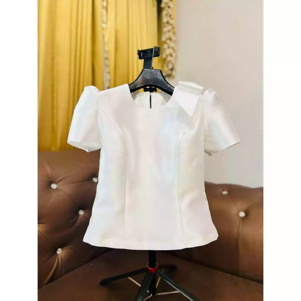 เสื้อผ้าไหมอิตาลีอัดกาวทั้งตัว เเขนสั้นแต่งโบว์ที่ไหล่ รุ่น [อิตาลีโบว์เดี่ยว]