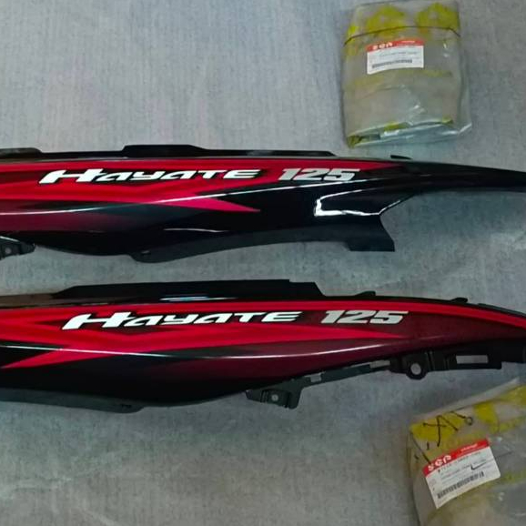ฝาครอบตัวถัง ข้างซ้าย+ขวา สีดำ-แดง รุ่น HAYATE / UW125S-F แท้ศูนย์ SUZUKI 47210-13H00-C60/ซ้าย 47110