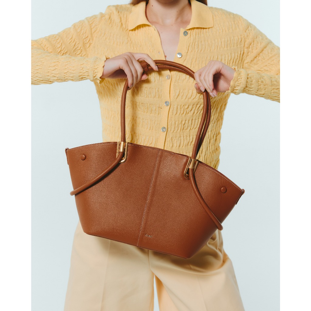 LUNNE กระเป๋าสะพายไหล่ หนังวัวแท้ รุ่น Klara Tote Bag