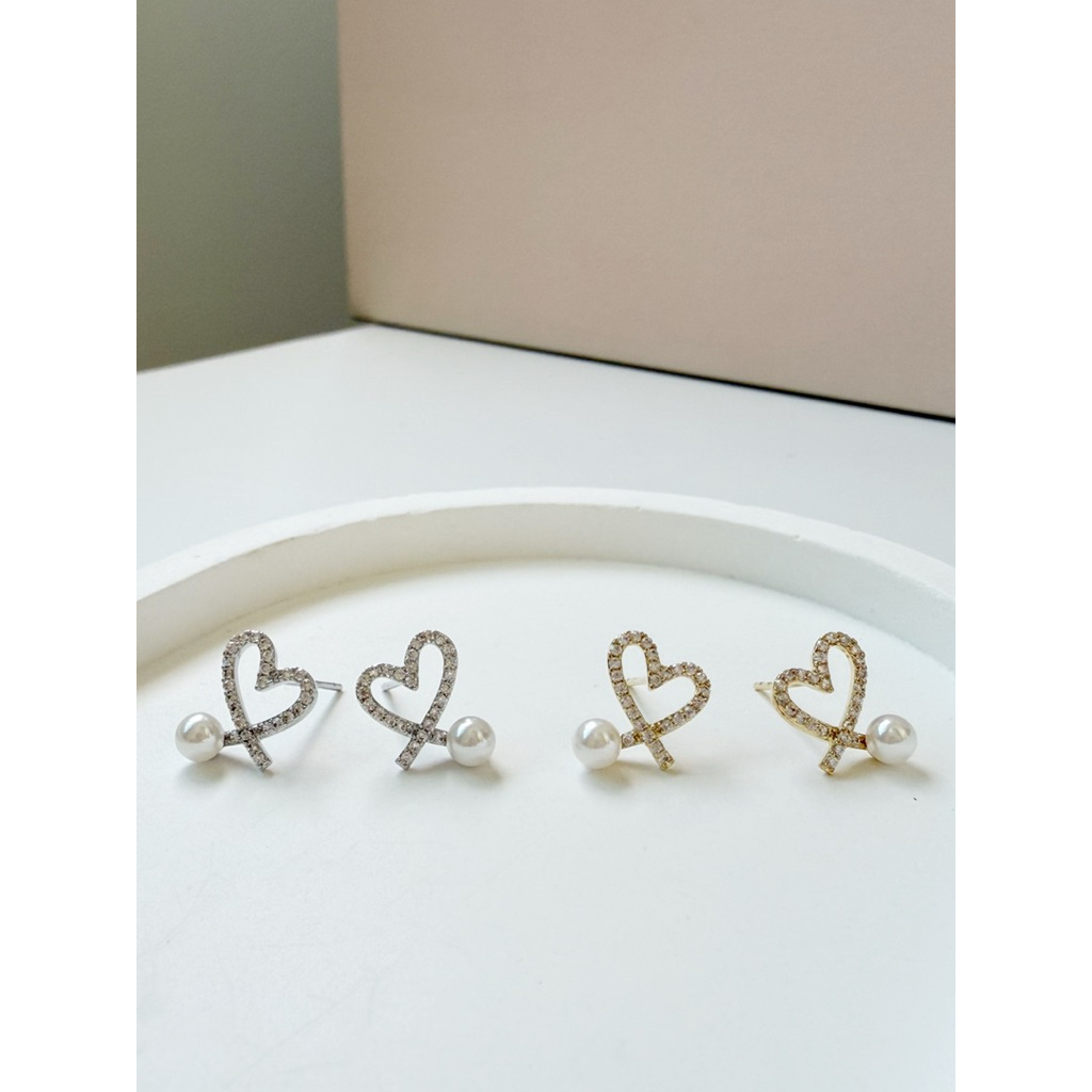 Claire&Kos - Pearl Whisper Heart STUD ต่างหูหัวใจ-มุกติดหู
