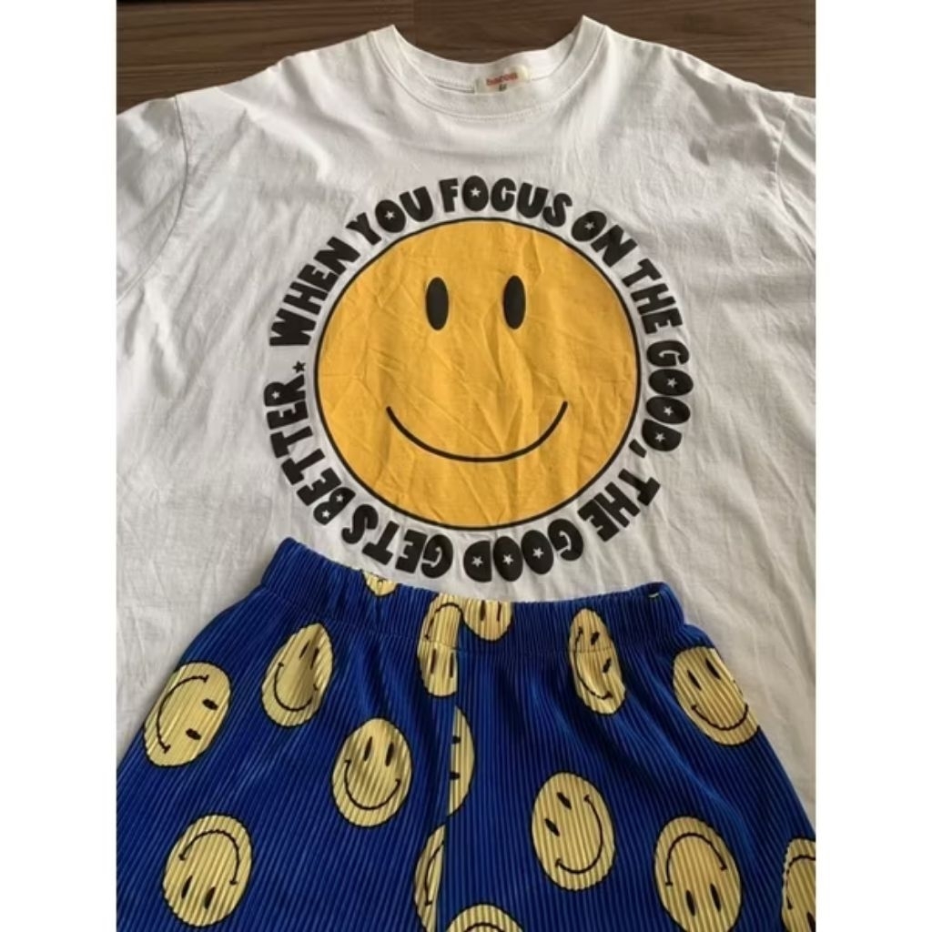 ส่งต่อ ชุด set เสื้อ+กางเกง ลายยิ้ม ป้าย bacon&omlet 🙂