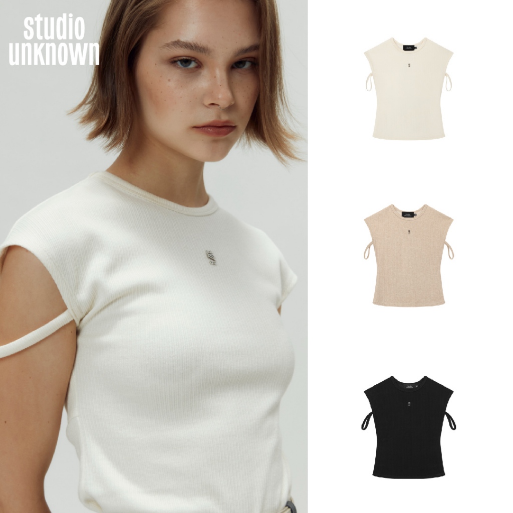 STUDIO UNKNOWN - Sonny top เสื้อยืดเว้าหลัง ตกแต่งอะไหล่โลโก้