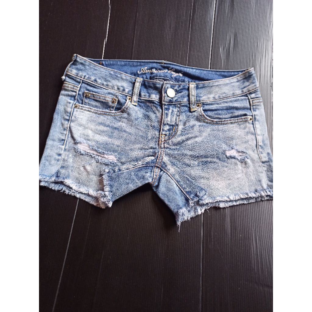 H352 ยีนส์ขาสั้นมือสอง size 2 เอวต่ำมาก y2k ไม่ยืด  รายละเอียดเลื่อนลงใต้รูป