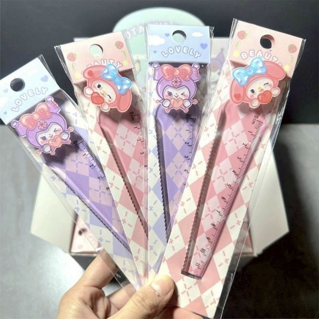 ไม้บรรทัดหมุนได้ ลายคุโรมิ & มายเมโลดี้ ความยาว 12 cm มีเส้น 2 แบบ เส้นเรียบและเส้นหยัก