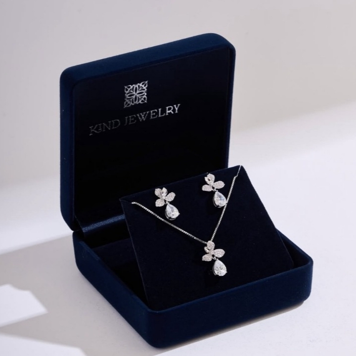 Kind Jewelry เซตสร้อยจี้+ ต่างหู Cattleya set