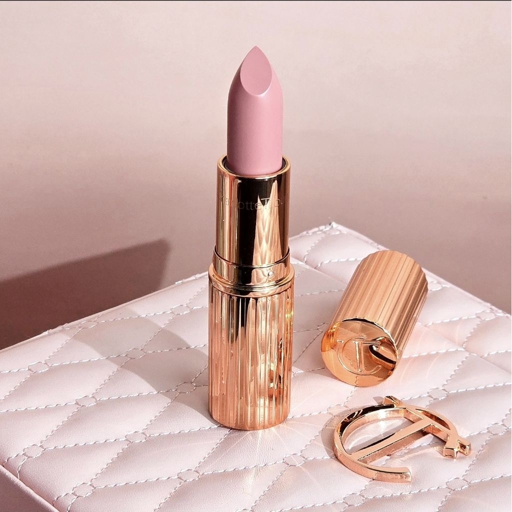 เหลือ 549 ฿ Charlotte Tilbury Lipstick K.I.S.S.I.N.G  สี Pillow talk Fair