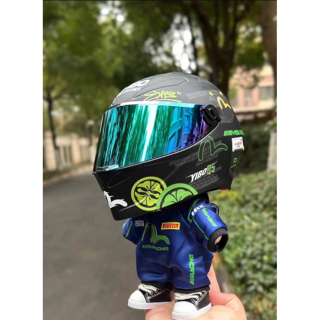 พร้อมส่ง หมวกกันน็อกตุ๊กตาหวังอี้ป๋อ 20 cm ชุดแข่งรถ 20 cm