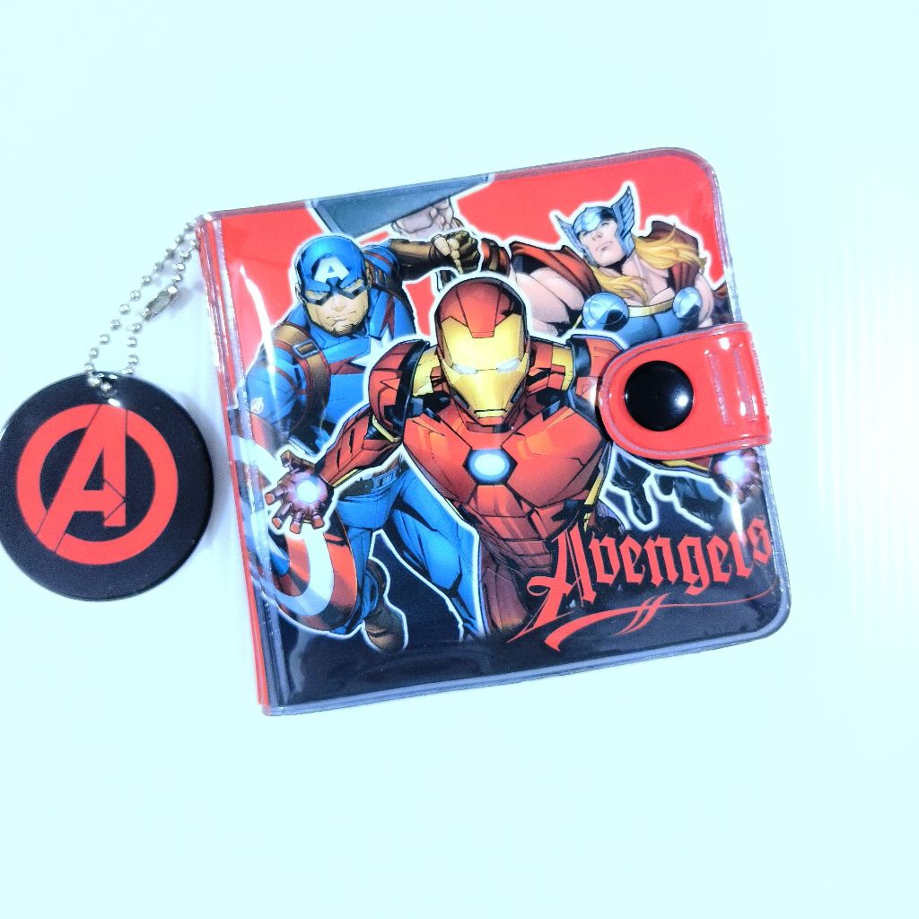 กระเป๋าตังค์เด็กลายรวมฮีโร่ Avenger แบบ2พับ พร้อมพวงกุญแจ วัสดุPVCกันน้ำ