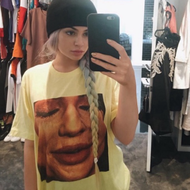 เสื้อยืด Kylie Jenner “Dat awkward pic” t-shirt สีขาว / ดำ