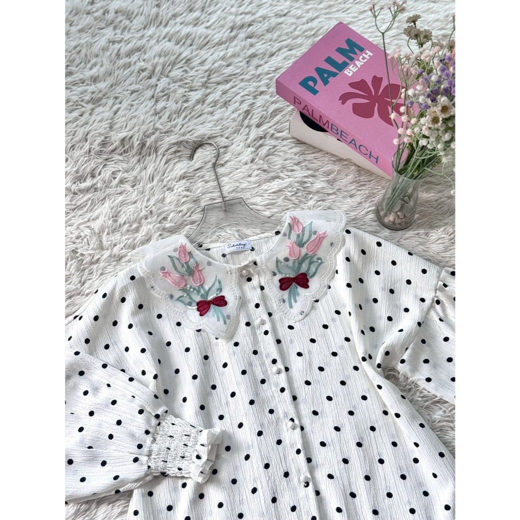 ป้าย Saturday เสื้อผ้าเนื้อนิ่มพิมพ์ลายจุดแต่งปกผ้าแก้วปักดอกไม้ อก 42 นิ้ว ยาว 26 นิ้ว - รูปที่ 2