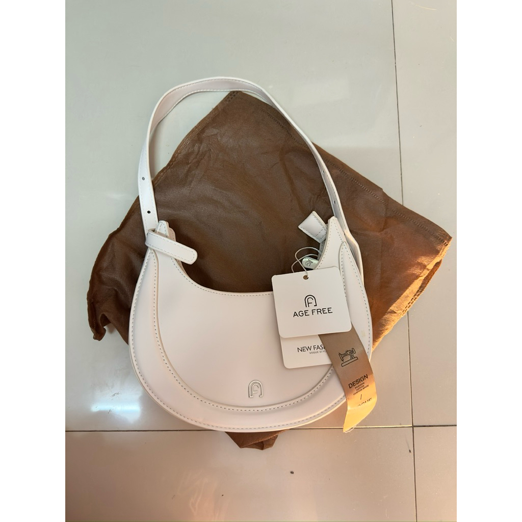 กระเป๋า Age มือ1 ป้ายห้อย ขาว