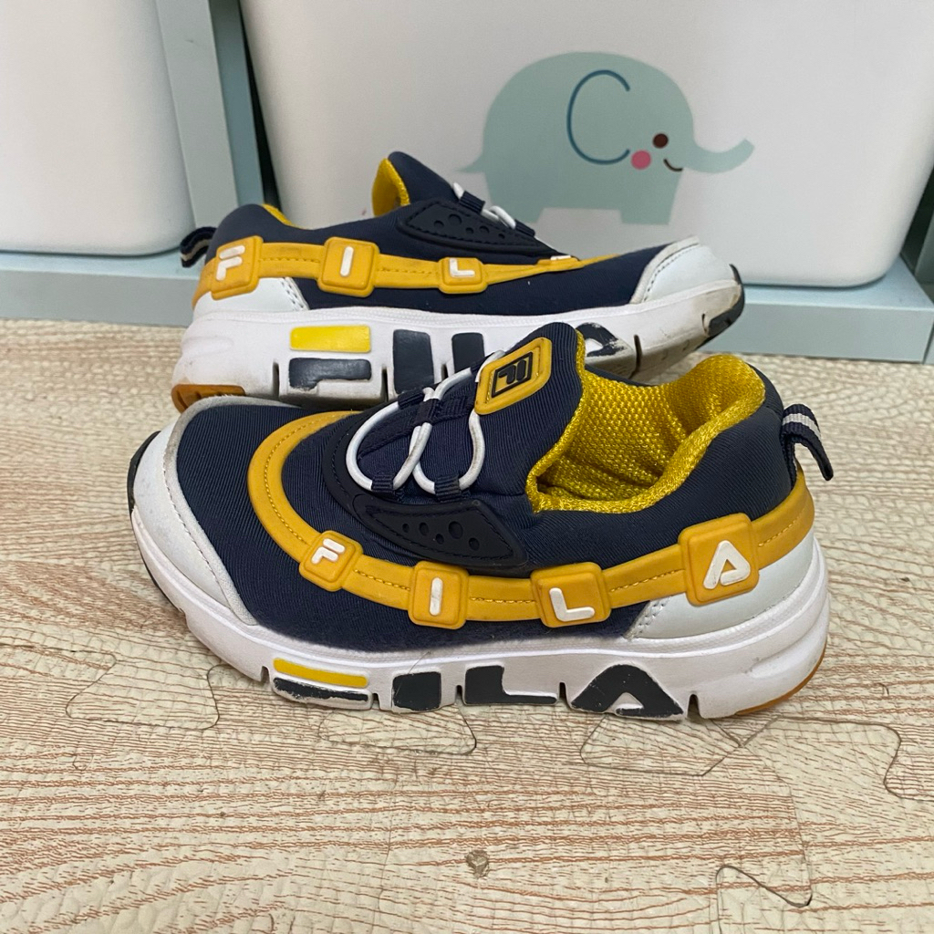 รองเท้าผ้าใบFira สีเหลืองดำ เบอร์ 29