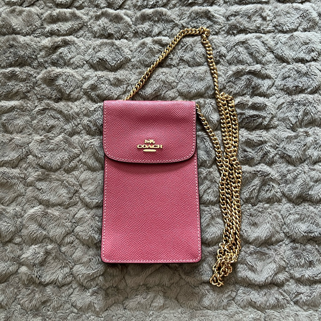 (มือสอง) Coach กระเป๋าสะพายใส่มือถือ coach phone crossbody bag สีชมพู