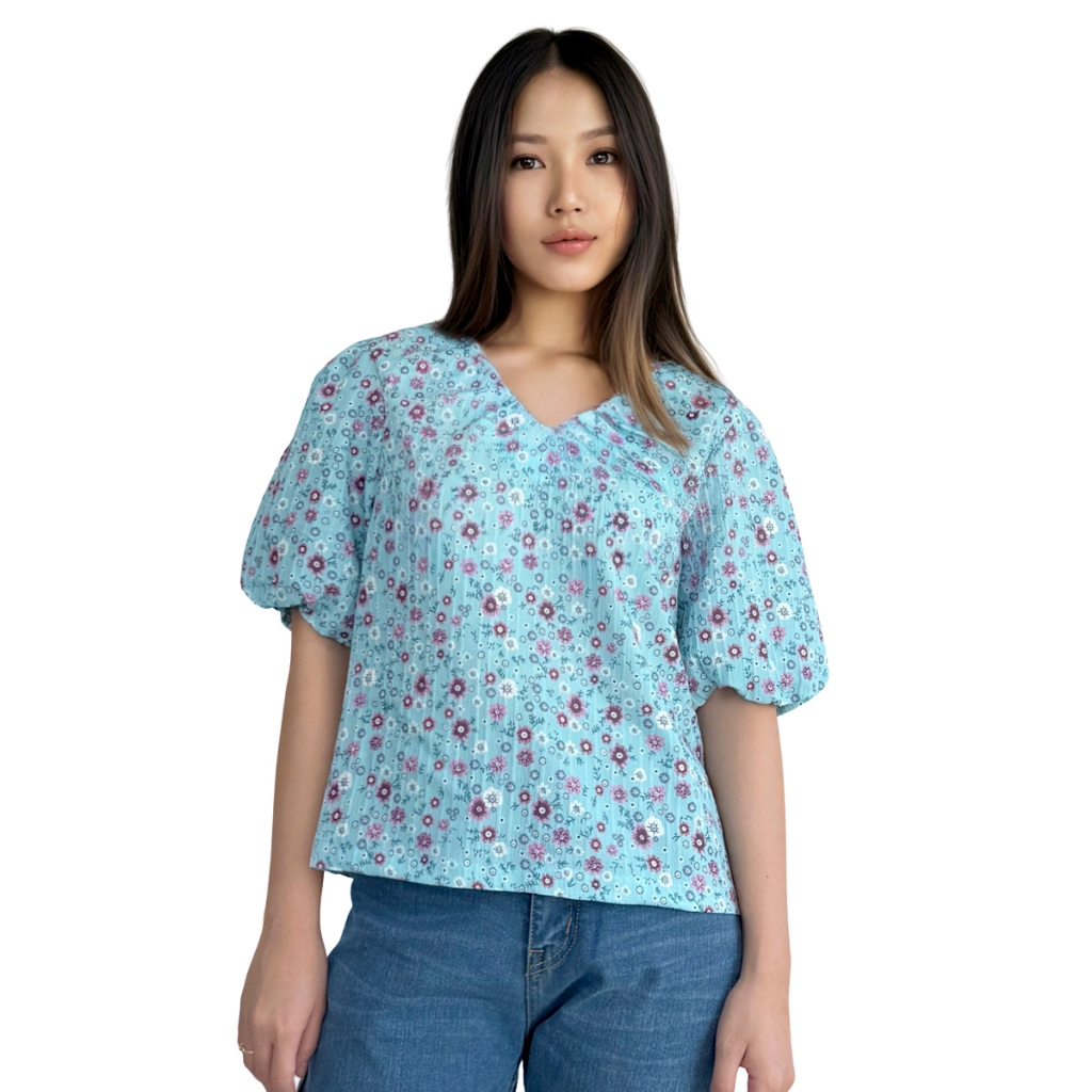 Blue Corner เสื้อเบลาซ์ ลายพิมพ์ดอกไม้ แขนตุ๊กตา สีฟ้า / Puff Sleeve V-Neck Floral Printed T-Shirt (Blue)