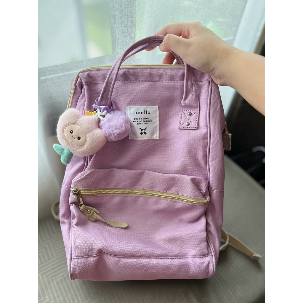 กระเป๋าเป้ anello ใบเล็กเเท้ใส่ไอเเพดได้เเต่ซื้อมานานเเล้วสภาพ78%