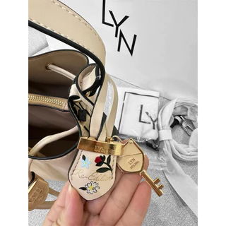 พร้อมส่งจากไทย🇹🇭 กระเป๋าทรงถังสเปรย์ดอกไม้แบบใหม่มาพร้อมป้ายราคา ถุงผ้า และถุงกระดาษ。96