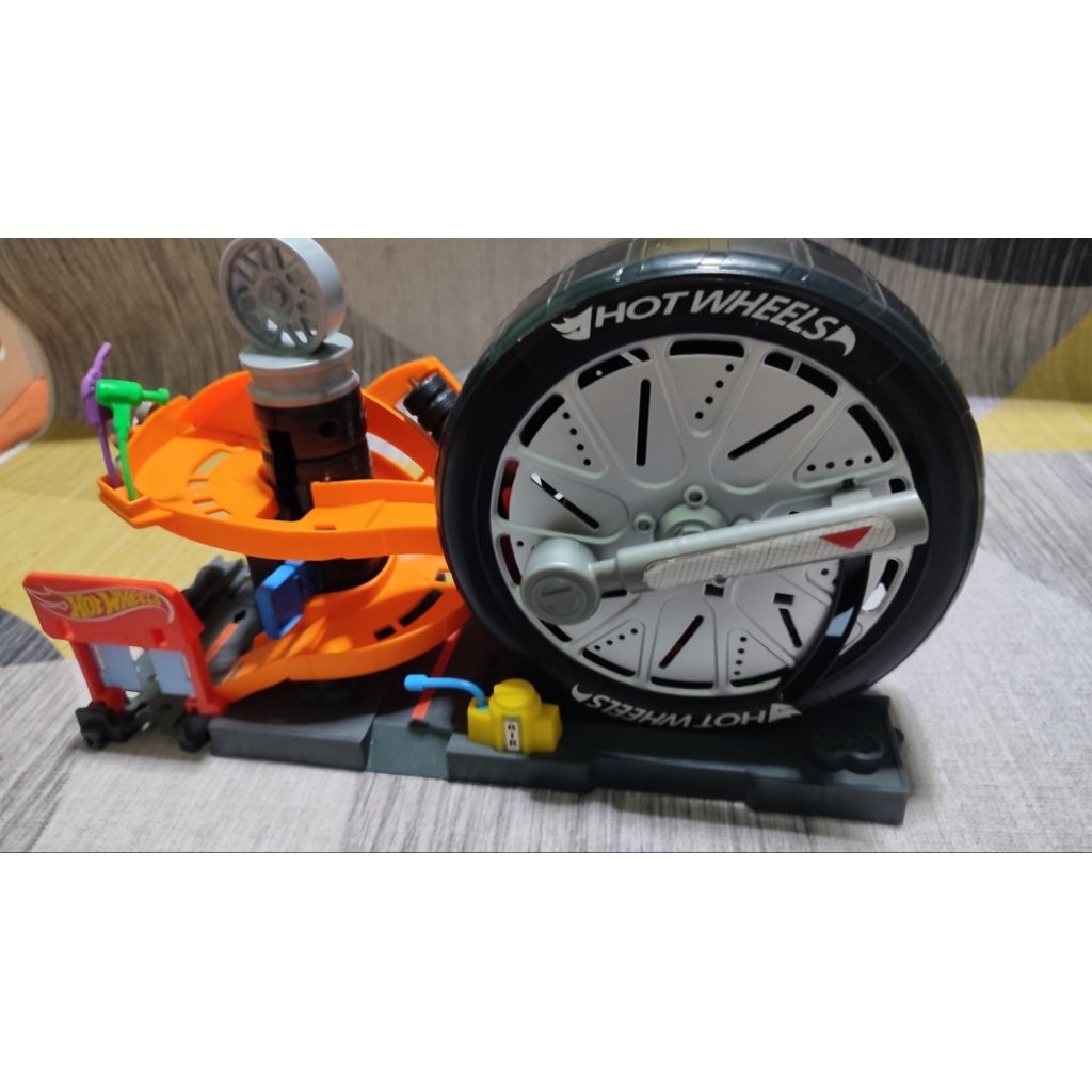Hot Wheels™ City Super Spin Tire Shop™ Play Set - (FNB17) มือสอง สภาพดี สวยครบ