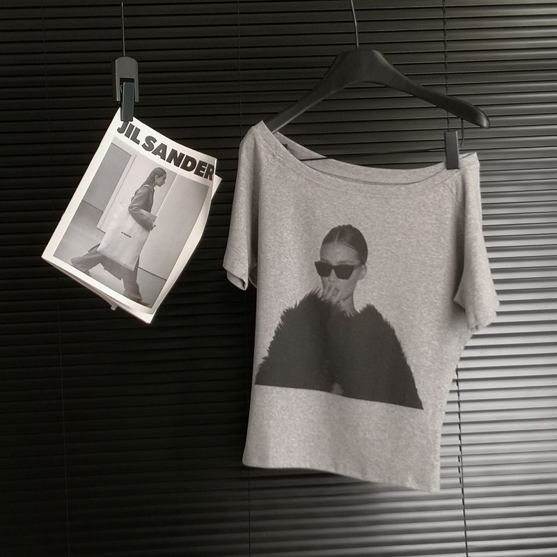 เสื้อโอเวอร์ไซส์วินเทจ แฟชั่นเกาหลี ปาดไหล่ ข้างเดียว สีเทา สกีนลาย เสื้อยืดสวยๆผู้หญิงที่กําลังฮิต สาวอวบใส่ได้ คอกว้าง - รูปที่ 3