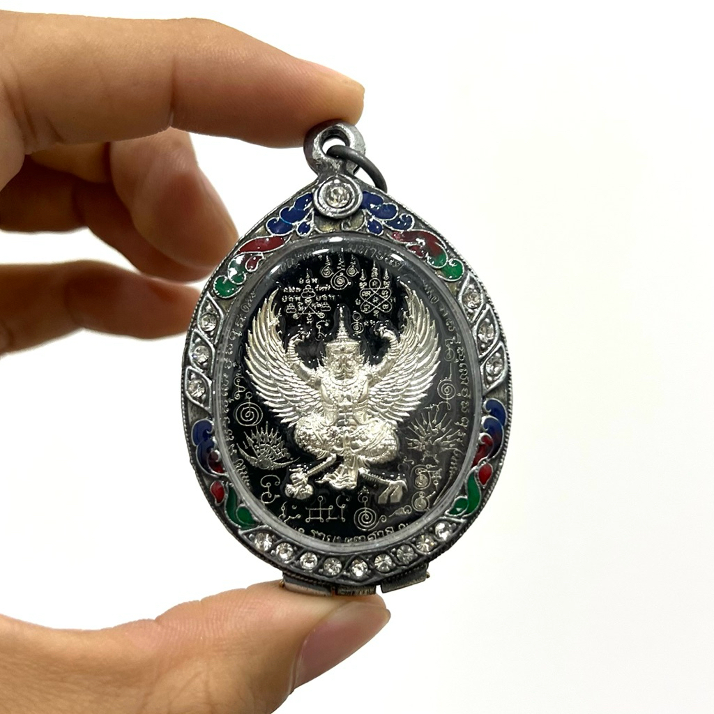 จี้ห้อยคอ พญาครุฑ รุ่นรวยมหาศาล ด้านหลังท้าวเวสสุวรรณ คละสี ขนาด 4.5x6 ซม