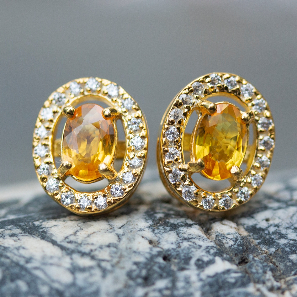 ต่างหูพลอยบุษราคัมน้ำทองบางกะจะ(Yellow Sapphire) ตัวเรือนเงินแท้ 92.5% ชุบทอง ล้อมด้วยเพชรCZ เกรดสวยพิเศษจากรัสเซีย