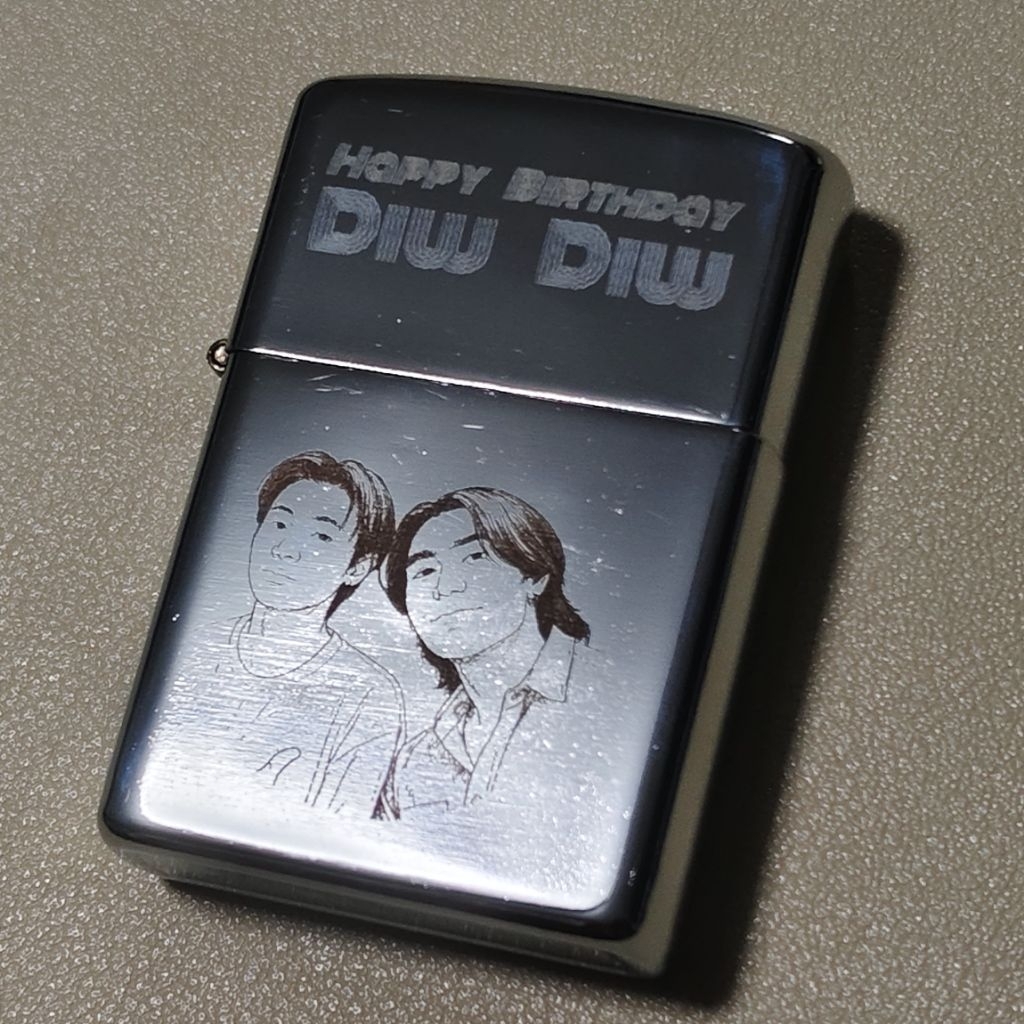 ไฟแช็คน้ำมัน โลหะเคลือบ พร้อมแกะสลักตามแบบ ด้วยเครื่องแกะสลักเลเซอร์