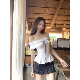 STR พร้อมส่ง🎀เสื้อปาดไหล่ แต่งลูกไม้สีขาว ผูกโบว์น่ารัก เสื้อครอปทรงรัดรูป เปิดไหล่แบบละบาย สาวฮอต เซ็กซี่แฟชั่นผู้หญิง