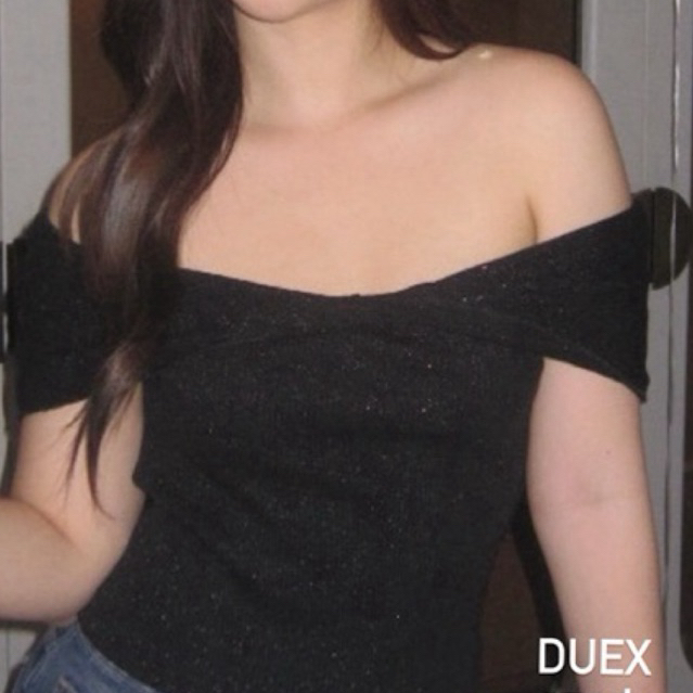 Duex_studio/เสื้อปาดไหล่สีดำ