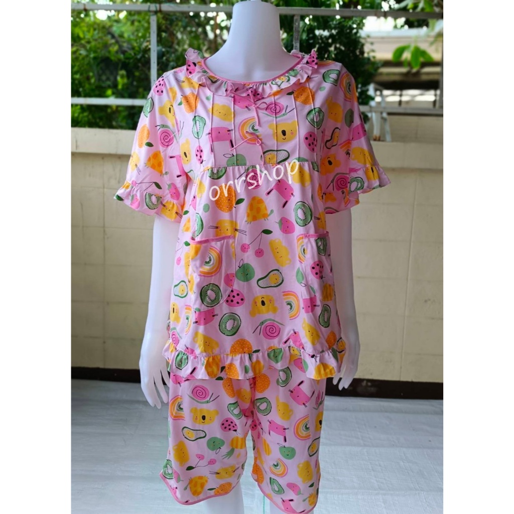 ชุดนอนผู้ใหญ่ ไซส์ฟรีไซส์ F แขนสั้น ขาสามส่วน ผ้ายืด แบบคอระบาย ไม่มีกระดุม