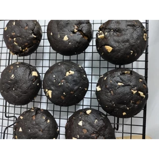 Midnight peanut butter stuffed soft cookies. ชิ้นละ 80 กรัม