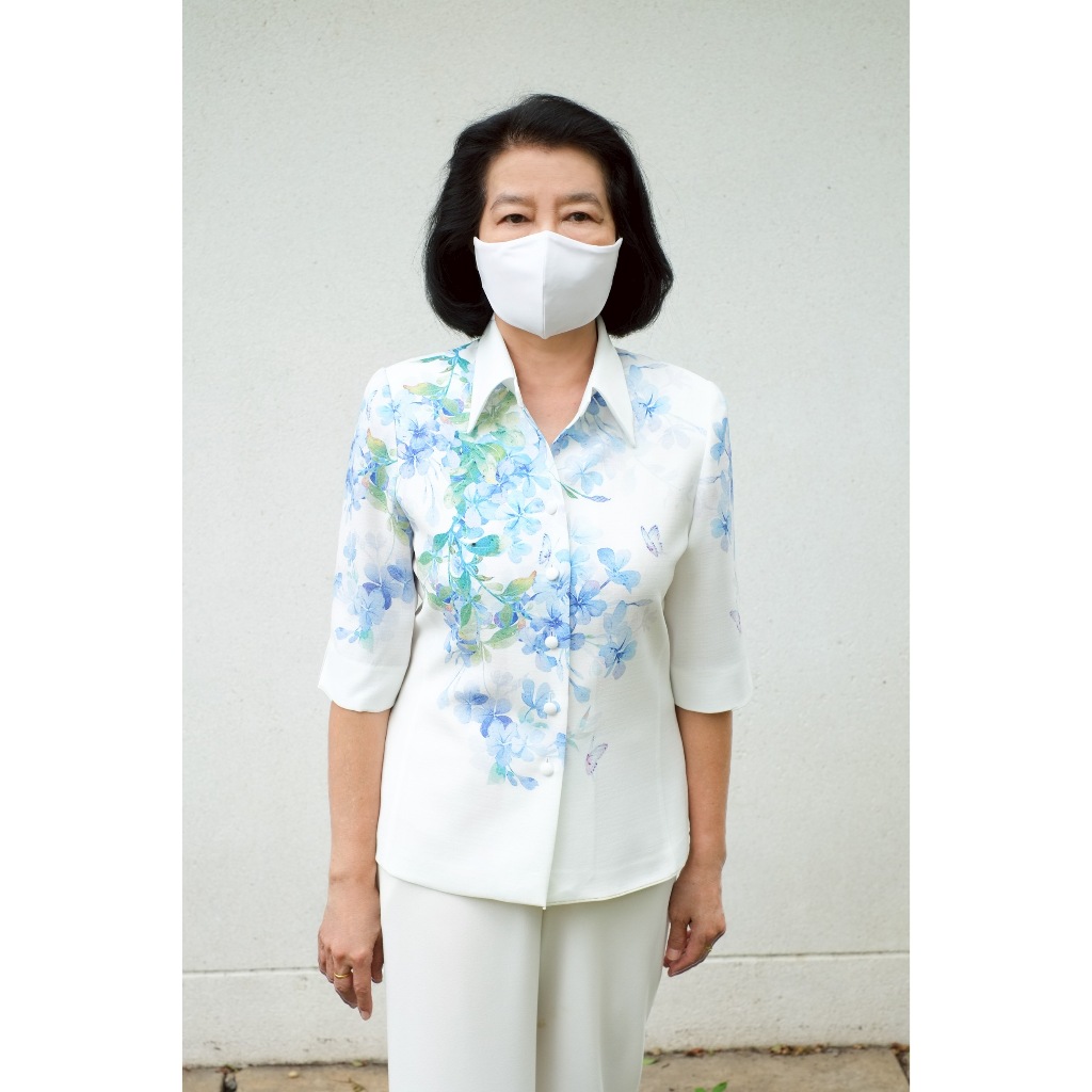 Daris เสื้อเชิ้ตผู้หญิง Woman's shirt เข้ารูป แขนสามส่วน ลายดอกไม้สีฟ้า พื้นขาว