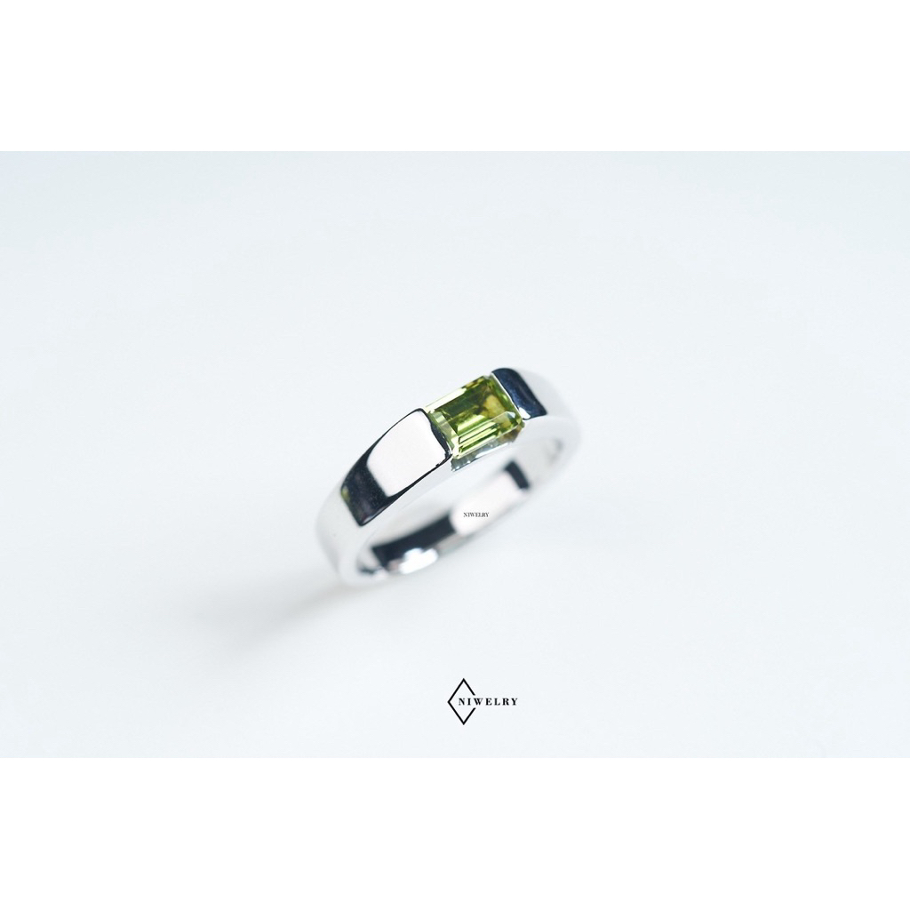 แหวนพลอย Peridot แท้ รุ่น Classic Octagon ตัวเรือนเงินแท้ แจ้งไซส์ในข้อความ พร้อมใบรับประกัน