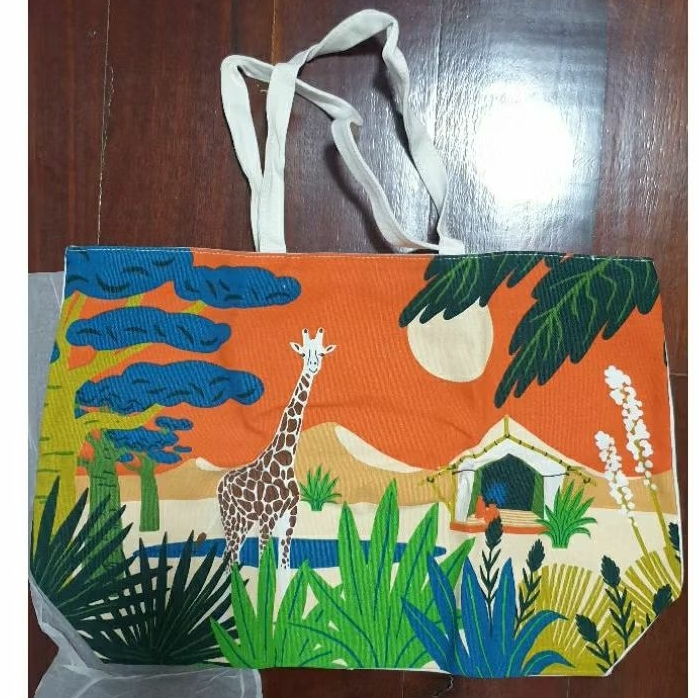 กระเป๋าผ้าสะพายรักษ์โลก Clarins ขนาด 52×32×14 ซม. ขาย 229