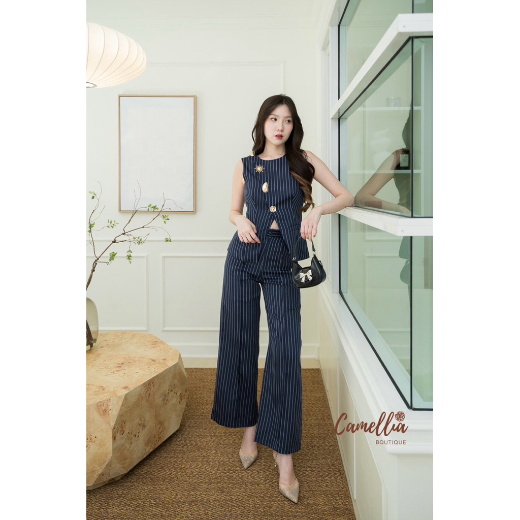 Navy Set สวยแบบx10กับเซตนี้ เสื้อแขนกุดลายริ้วสุดหรูโทนสีน้ำเงินแต่งกระดุมสีทอง แมตช์กับกางเกงขายาวเอวสูง