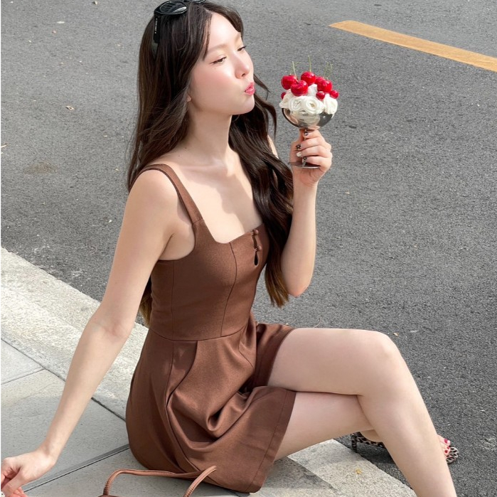 Ruby Jumpsuit- จั๊มสูทกางเกงขาสั้น  สายเสื้อปรับได้ กระดุมใช้ได้จริง ขามีเลเยอร์ดูคล้ายกระโปรงทรงพัฟฟี่  มีซับใน ซิปหลัง - รูปที่ 4