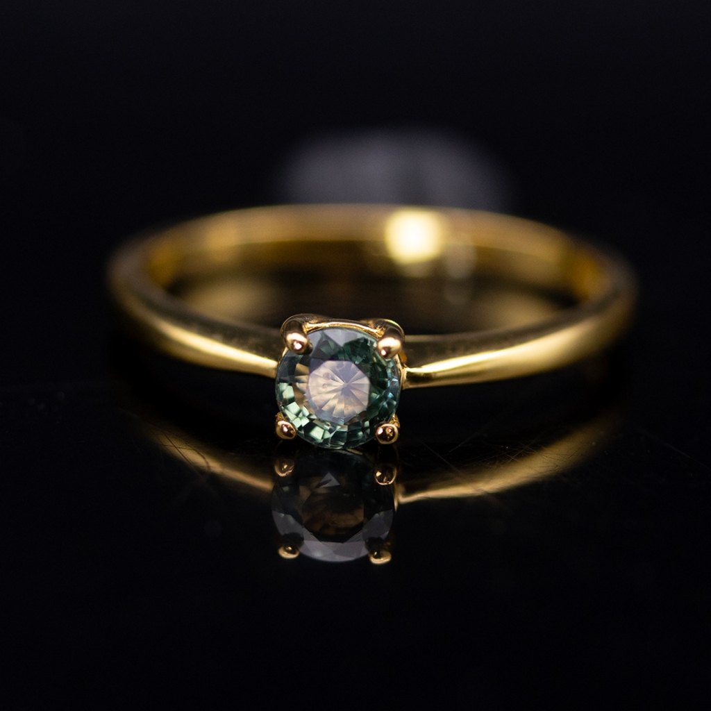 แหวนพลอยเขียวส่องจันทบุรี (Green Sapphire) ตัวเรือนCopper ผสมเงิน ชุบทอง สีเขียวก้านมะลิ ไซส์นิ้ว 54 หรือ เบอร์ 7 US