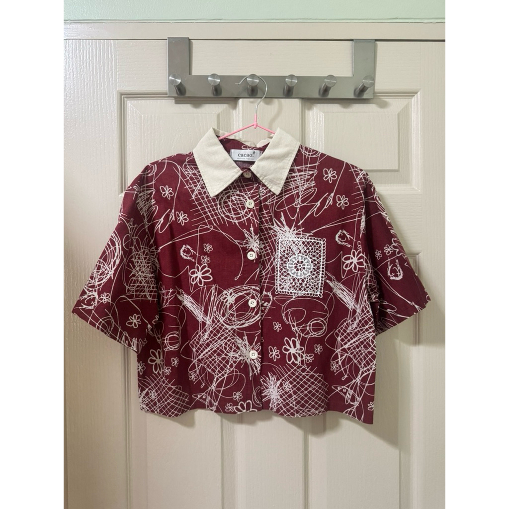 CACAO เสื้อคอปก ผ้าเชิ้ตกึ่งลินิน ลายกราฟฟิค พื้นสีแดง