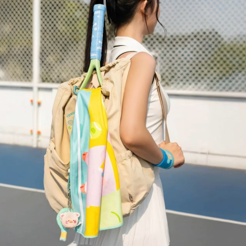 ส่งจากไทย  LuLu The Piggy Tennis Collection หมูลูลู่ กระเป๋า ลูกเทนนิส ตุ๊กตาห้อยกระเป๋า ผ้าเช็ดเหงื่อ ของขวัญ 46190 ราคา ถูกที่สุด ดีลบีเคเค แกลเลอรีภาพที่ 2