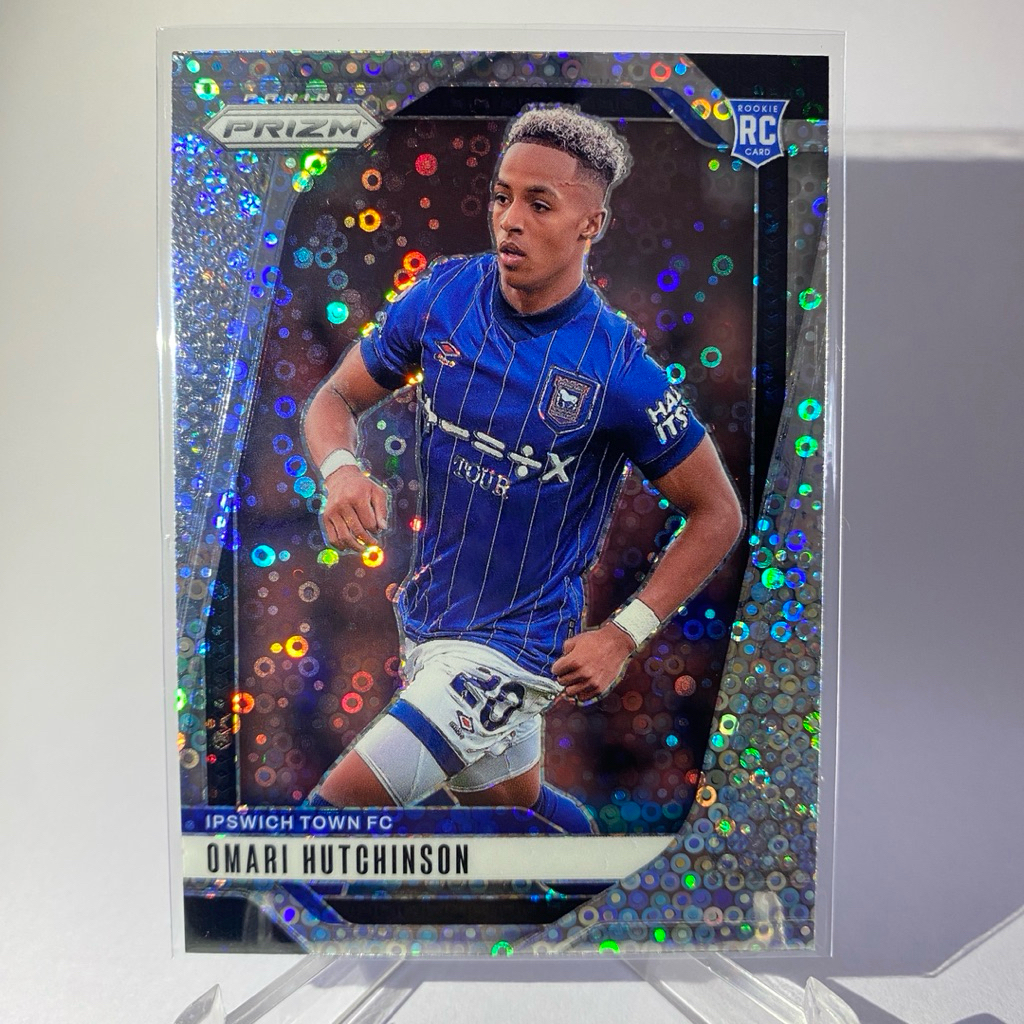 การ์ดนักฟุตบอลสำหรับสะสม OMARI HUTCHINSON, RC, IPSWICH TOWN, (PRIZM), PANINI PRIZM 2025