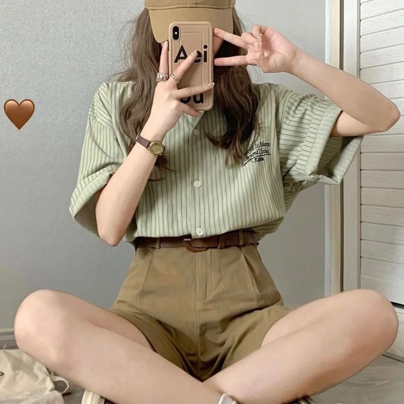 เสื้อเชิ้ตลายทางวินเทจผู้หญิง แขนสั้น ปักตัวอักษร ทรงหลวม ลำลอง